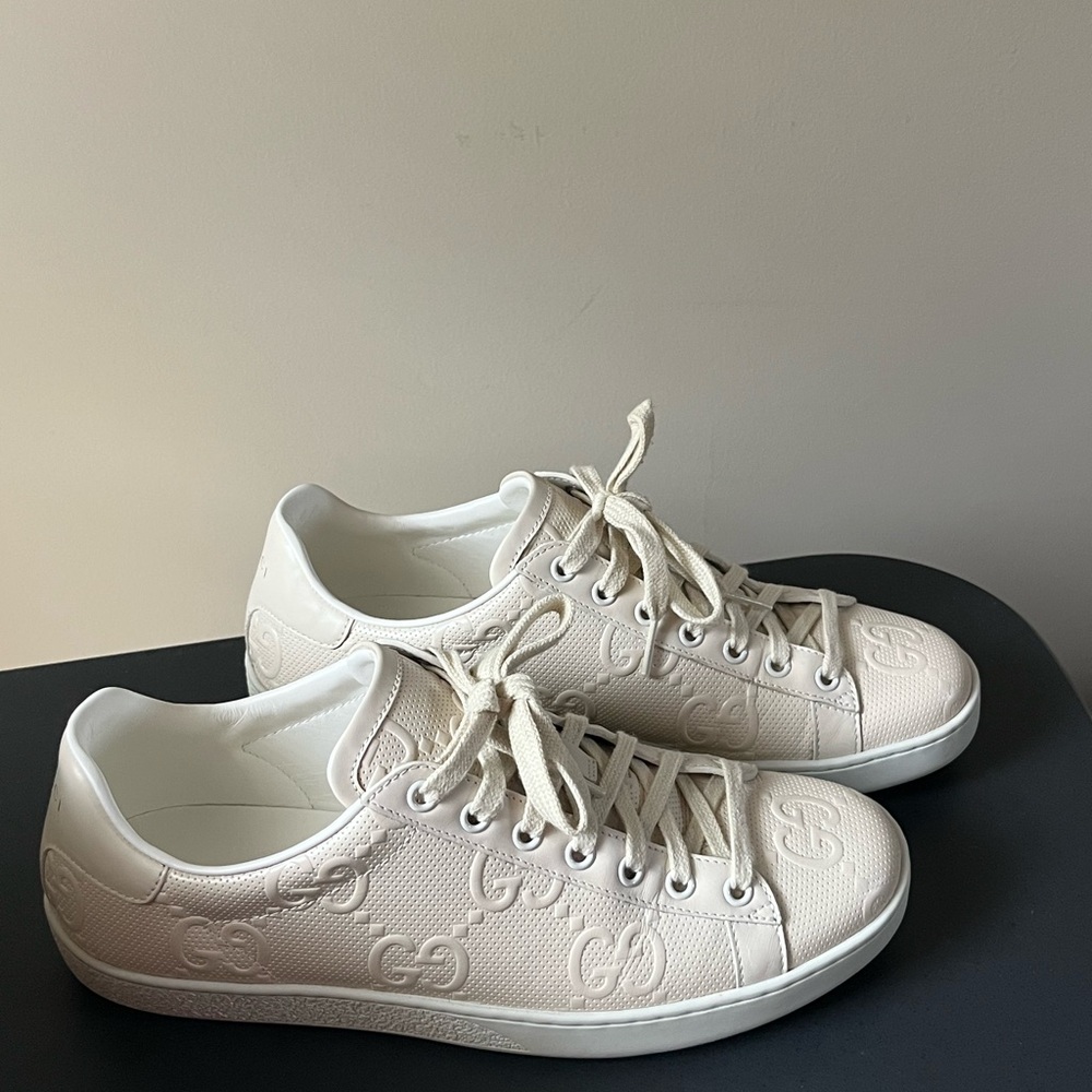 Gucci Sneakers. Like new. Only worn 3 times. Extra laces and dust bag included.